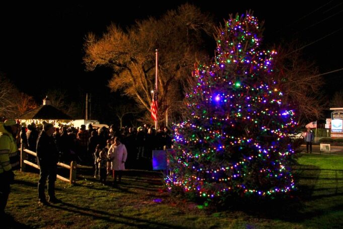 2023_1207_Jamesport tree lighting - 1