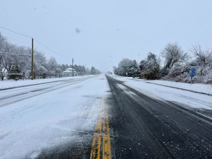 2025_1214_snow_Cross-River-Dr_EB